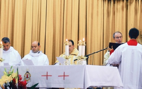 Ordena obispo  a 5 nuevos sacerdotes 