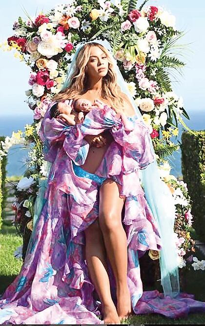 Bata de Palomo Spain. Beyoncé decidió presentar a sus pequeños Carter y Rumi el 14 de julio (un mes y medio después de su última publicación). La tela de su atuendo es única  (FOTOS INSTAGRAM)