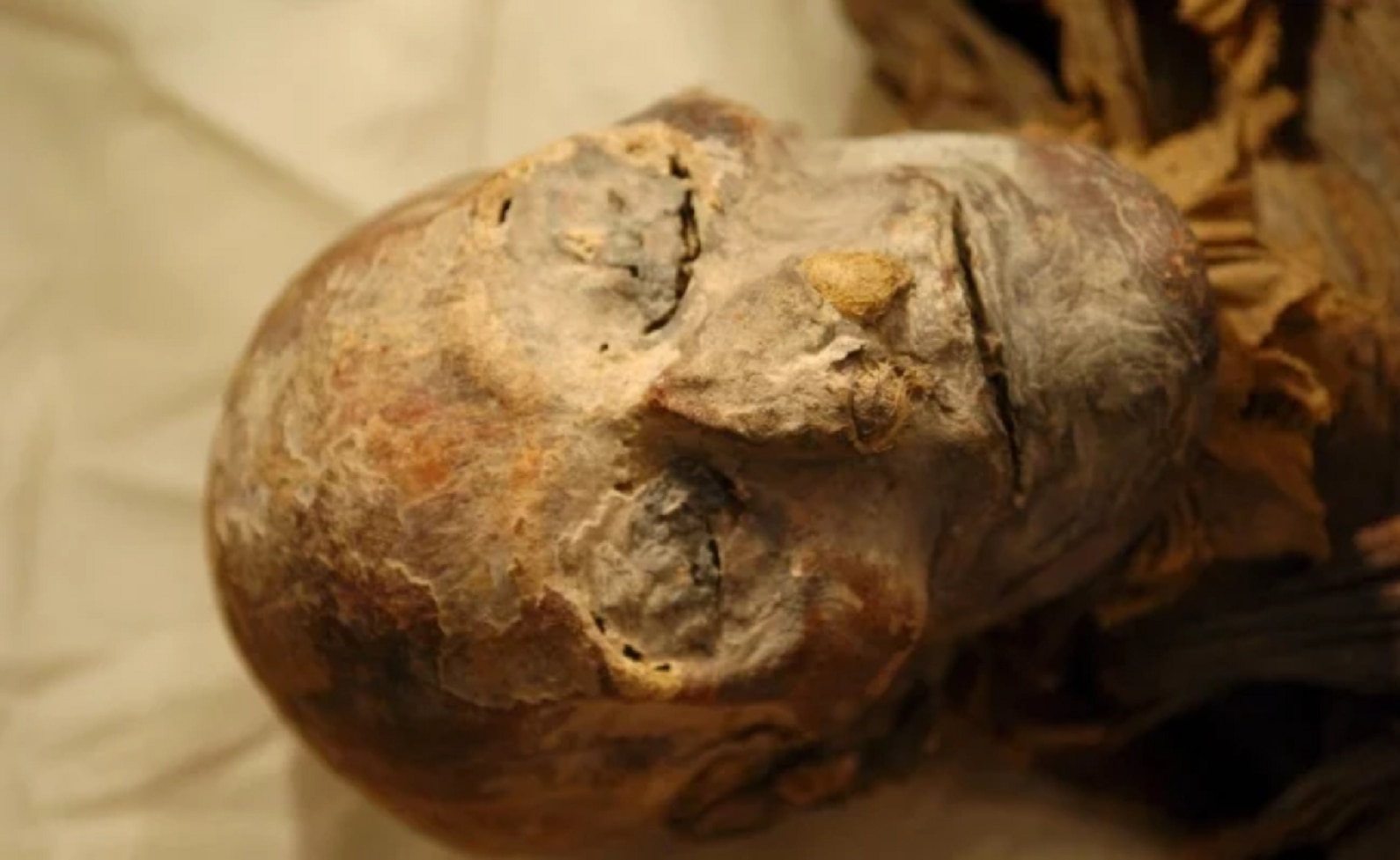 Encuentran en Egipto momia de una niña de 13 años