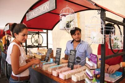 Participan jóvenes en mercado alternativo