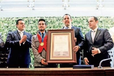 Otorgan la medalla 'Nelson Mandela'