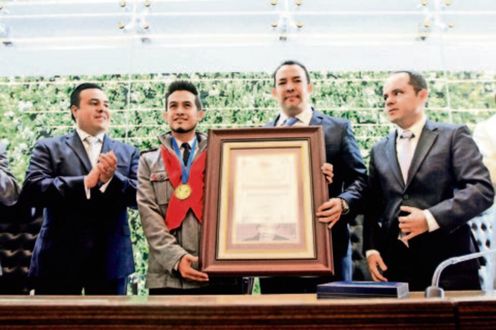 Otorgan la medalla 'Nelson Mandela'