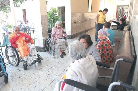 Brindan confort a adultos mayores