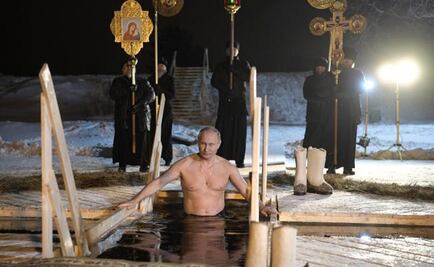 Vladimir Putin se baña en aguas heladas para celebrar Epifanía