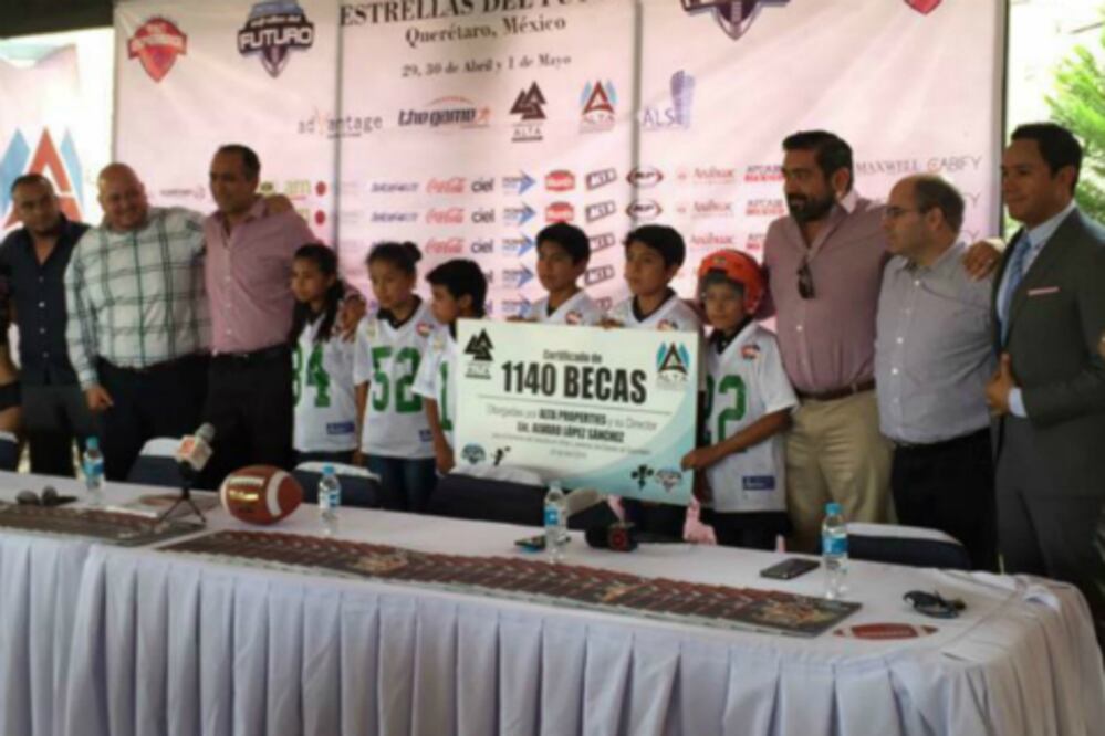 Entregan becas para campamento