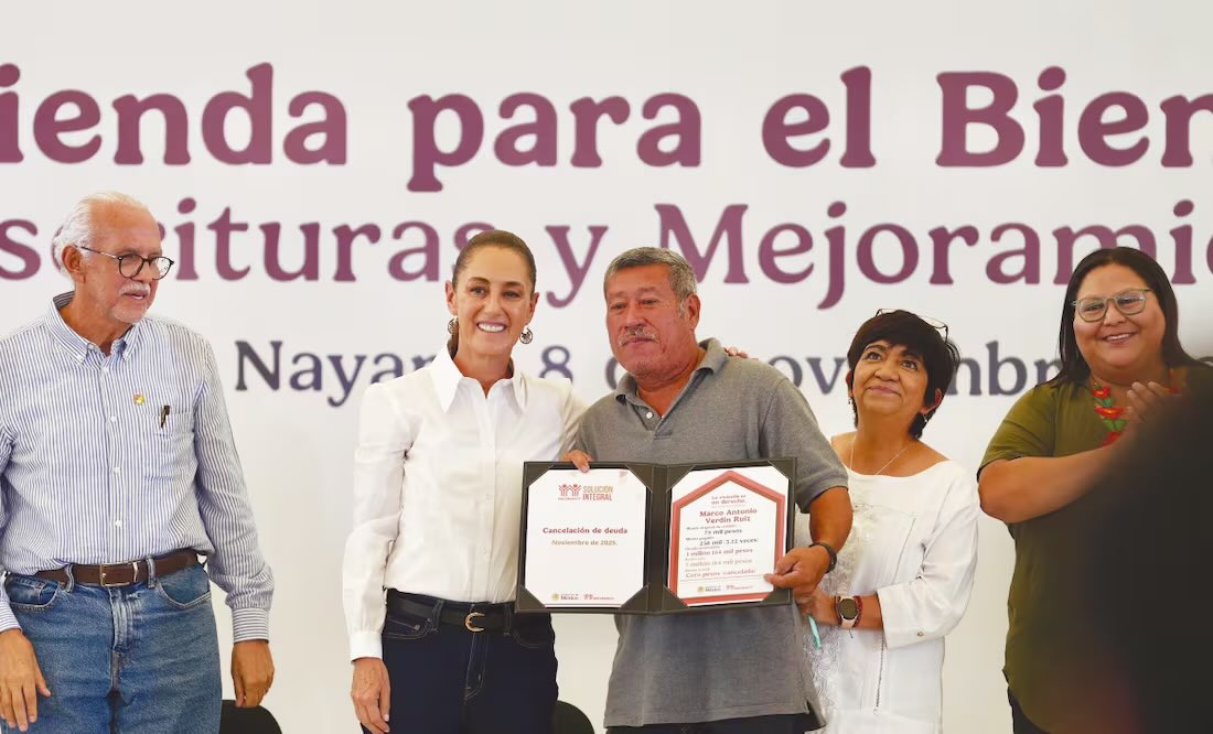 La presidenta Claudia Sheinbaum entregó constancias de reducción de saldos a acreditados del Infonavit. Foto: Especial