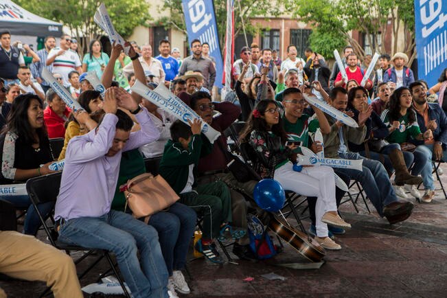 Los hinchas mexicanos muestran su entusiasmo durante la transmisión del partido del equipo nacional. / Foto: Demian Chávez
