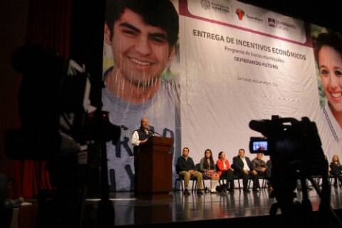 Prometen cerrar con más de 36 mil becas