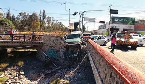 Accidentes viales dañan inmuebles