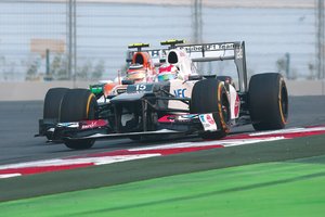 Vettel gana y amplía ventaja