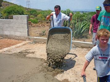 Terminan obras de piso en Cayetano