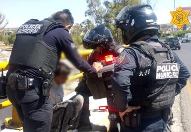 Policías municipales evitan suicidio en la carretera 57