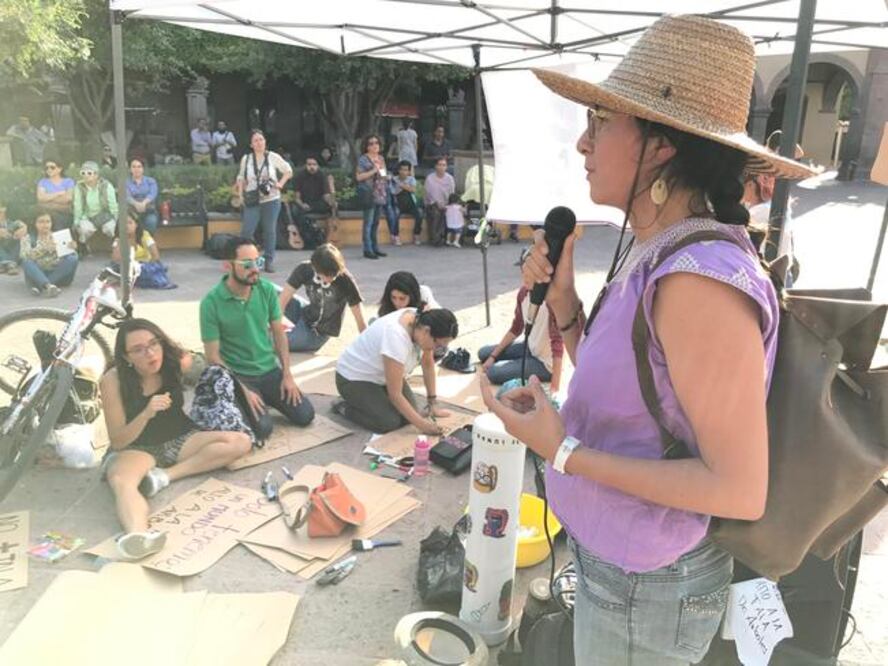 Vecinos y estudiantes se manifestaron pacíficamente en la Plaza de Armas contra la tala que implica la construcción de un puente sobre la carretera 200 (DEMIÁN CHÁVEZ. EL UNIVERSAL)