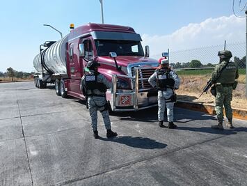 Detienen a conductor de tractocamión con más de 60 mil litros de huachicol en Querétaro