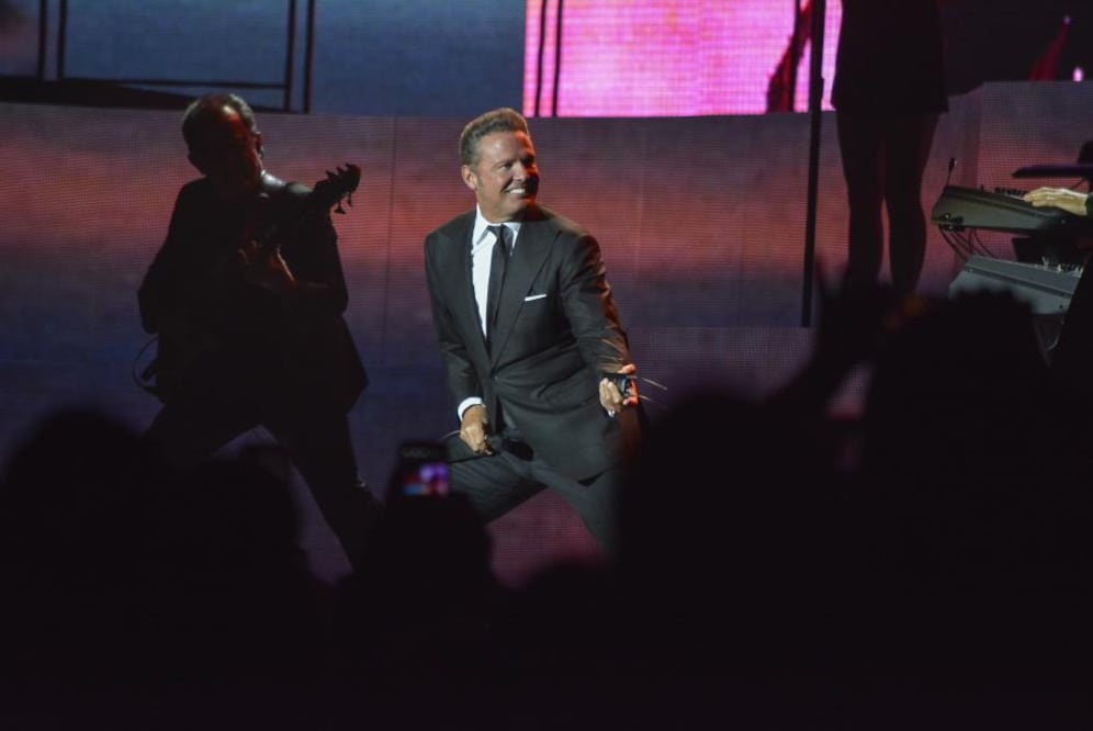 Miles de seguidores de Luis Miguel acudieron al Hípico de Juriquilla para ser testigos de uno de los conciertos más esperados de 2018, que marca el regreso a los escenarios de El Sol. En esta cita, el intérprete aprovechó para compartir su nuevo material discográfico, que lleva el mismo título de su gira a nivel nacional, “México por siempre”.