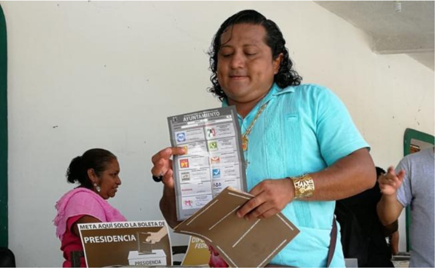 El candidato Muxe de la alianza PRI- Panal-PVEM. Foto: Roselia Chaca