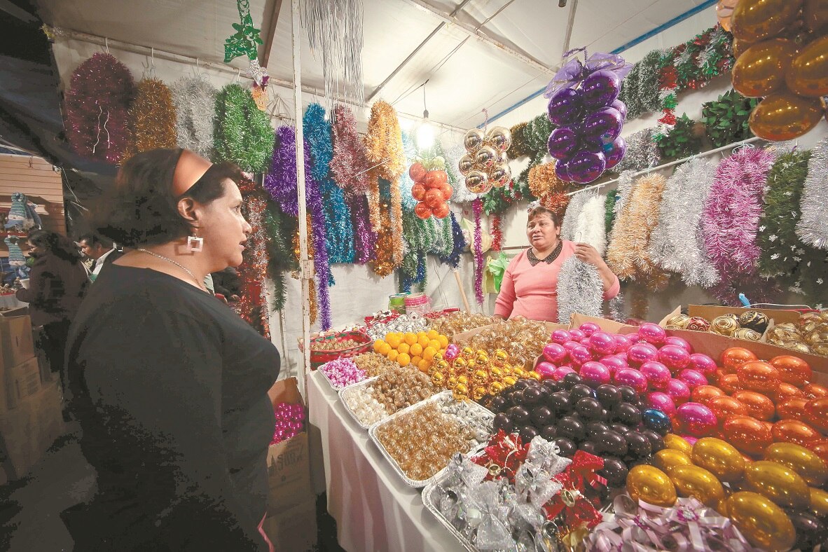 Con sana distancia y cubrebocas, lánzate a los tianguis navideños