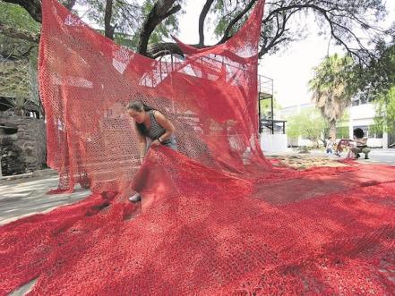 El paisaje rojo que denuncia las desapariciones forzadas llega a la Facultad de Ciencias Políticas de la UAQ 