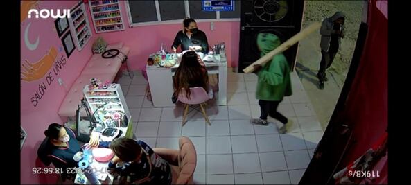 Armado con un palo, sujeto asaltó un salón de uñas en Querétaro 