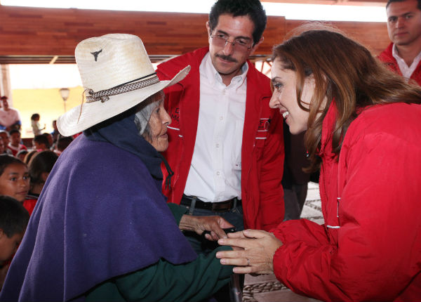 DIF Estatal entrega zapatos y bastones en San Joaquín