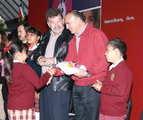 Reparten “gallitos” a menores de Jurica