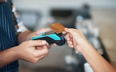 Prevén caída del uso de efectivo en México hacia 2030; pagos digitales en gasolineras impulsarán adopción