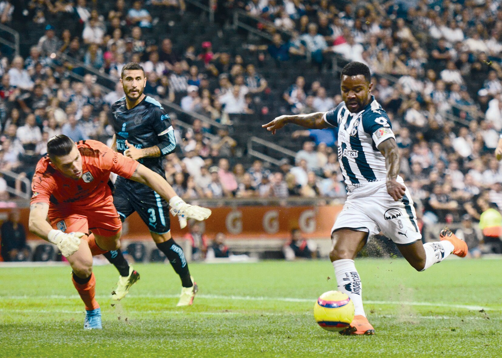 Gallos víctima de los Rayados 