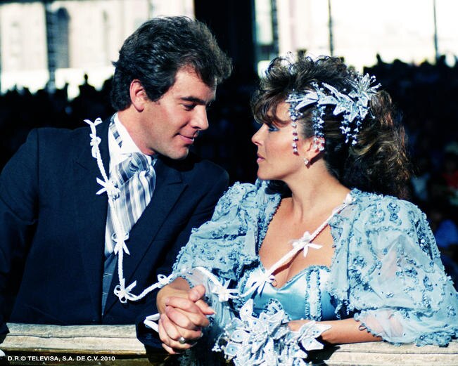 Guillermo Capetillo y Verónica Castro protagonizaron Rosa Salvaje (1987), una historia de la pobre que se casa con el rico. (TELEVISA)