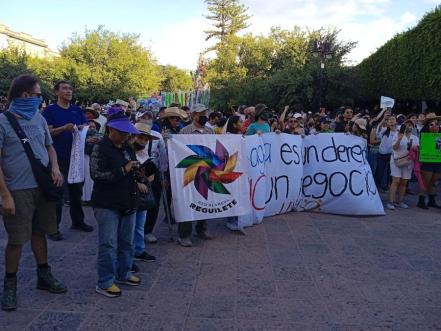 Marchan cerca de 600 contra la Ley de Aguas estatal