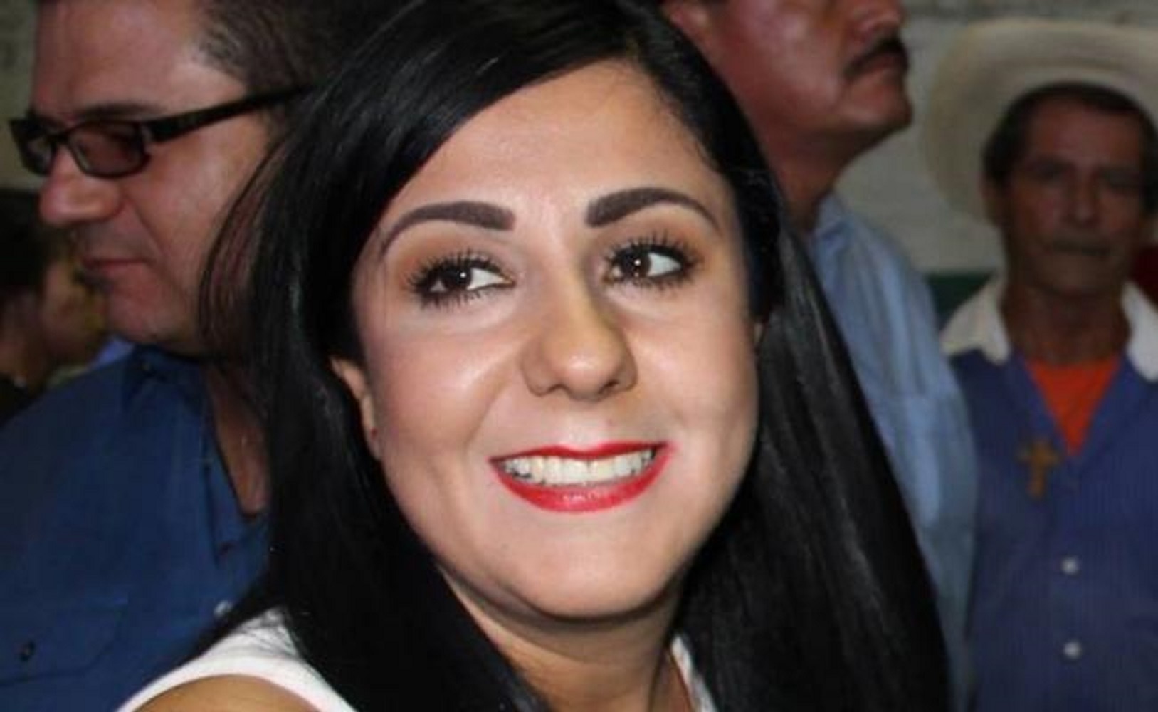 Detienen a alcadesa michoacana y a tres de sus policías