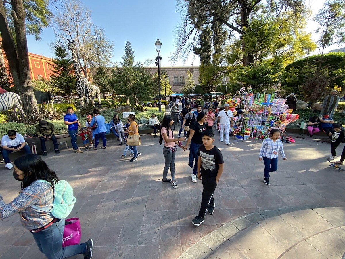 Sube afluencia de gente en las calles del primer cuadro
