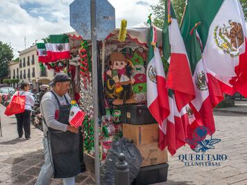 El comercio de adornos patrios, un oficio familiar de Armando