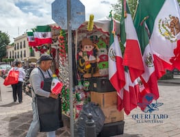 El comercio de adornos patrios, un oficio familiar de Armando