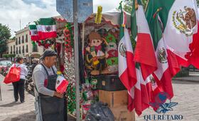 El comercio de adornos patrios, un oficio familiar de Armando