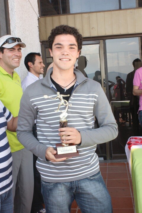 Tenistas avanzan a Regional