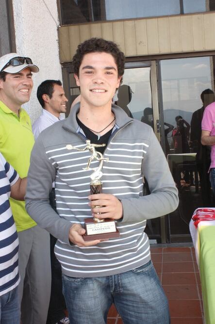 Tenistas avanzan a Regional