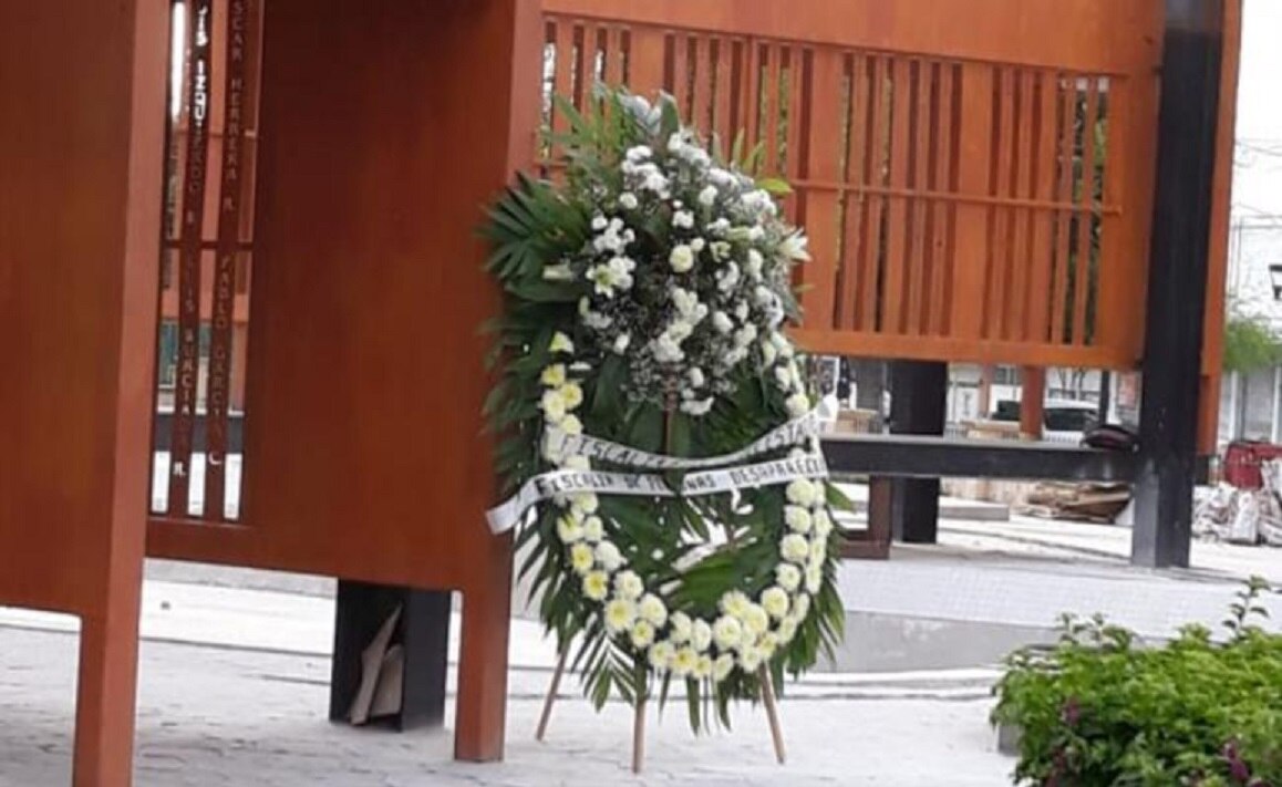 Fiscalía manda corona fúnebre a acto de desaparecidos; se disculpa