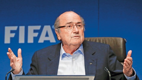 FIFA reduce sanción a Blatter y Platini