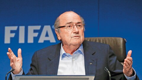 FIFA reduce sanción a Blatter y Platini