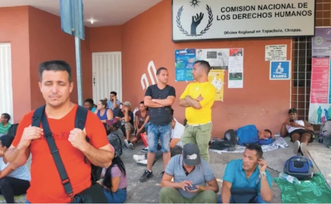 Unos 400 migrantes cubanos se encuentran en Tapachula, Chiapas, en espera de sus documentos para seguir su camino hacia la frontera norte del país. (MA. DE JESÚS PETERS. EL UNIVERSAL)