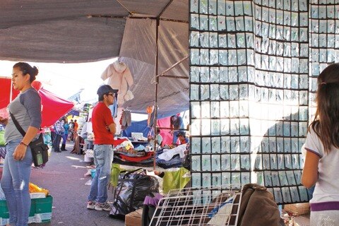 Siguen decomisos en mercados y tianguis.
