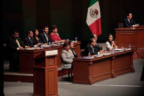 Diputadas mostraron mejores trajes