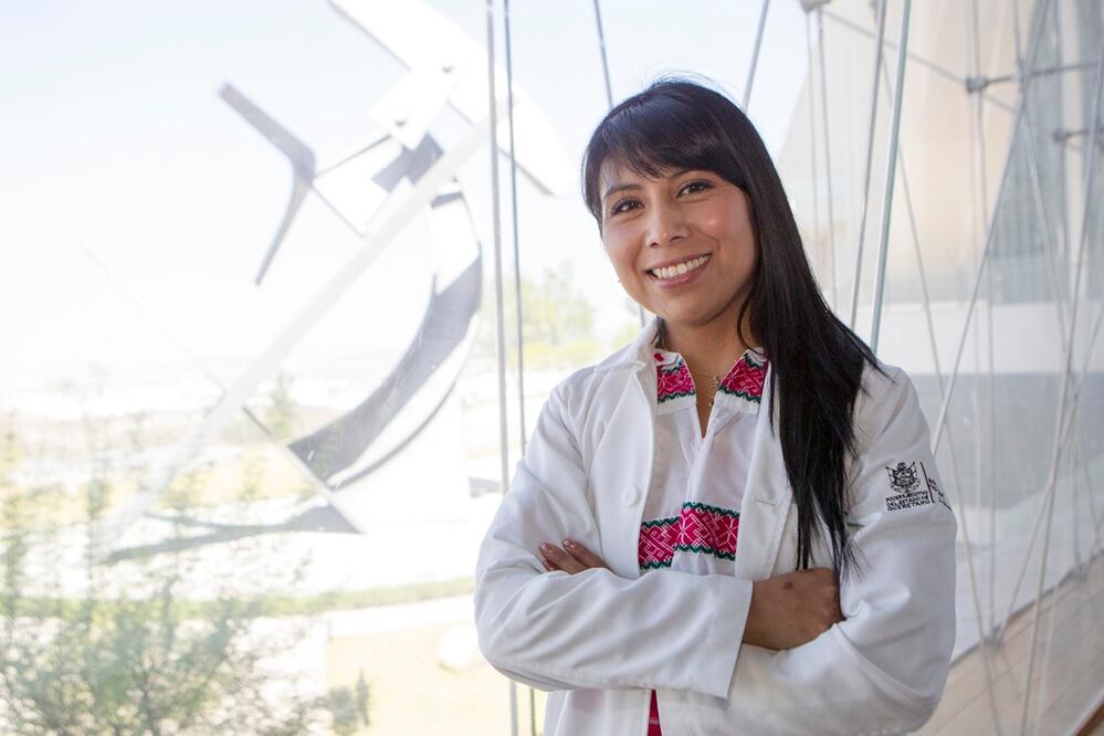 Debajo de su bata blanca, Ema viste a la usanza de su pueblo (DEMIAN CHÁVEZ. EL UNIVERSAL)