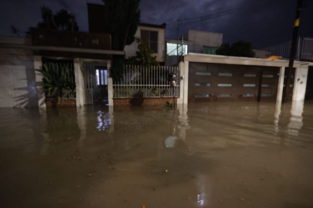 Se inunda Tejeda; lluvia genera caos en Corregidora