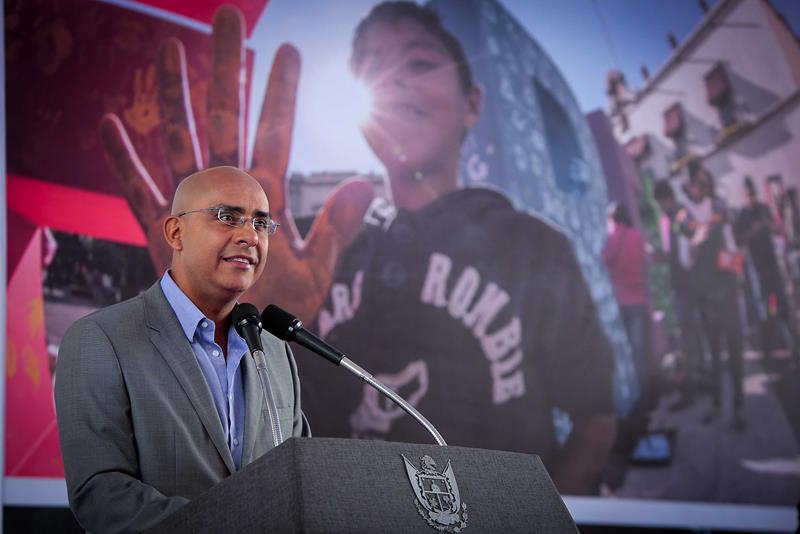 Aterrizan plan en la capital