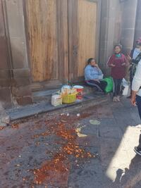 Video. ¡Con los taquitos no! Denuncia agresión a vendedora ambulante en Querétaro