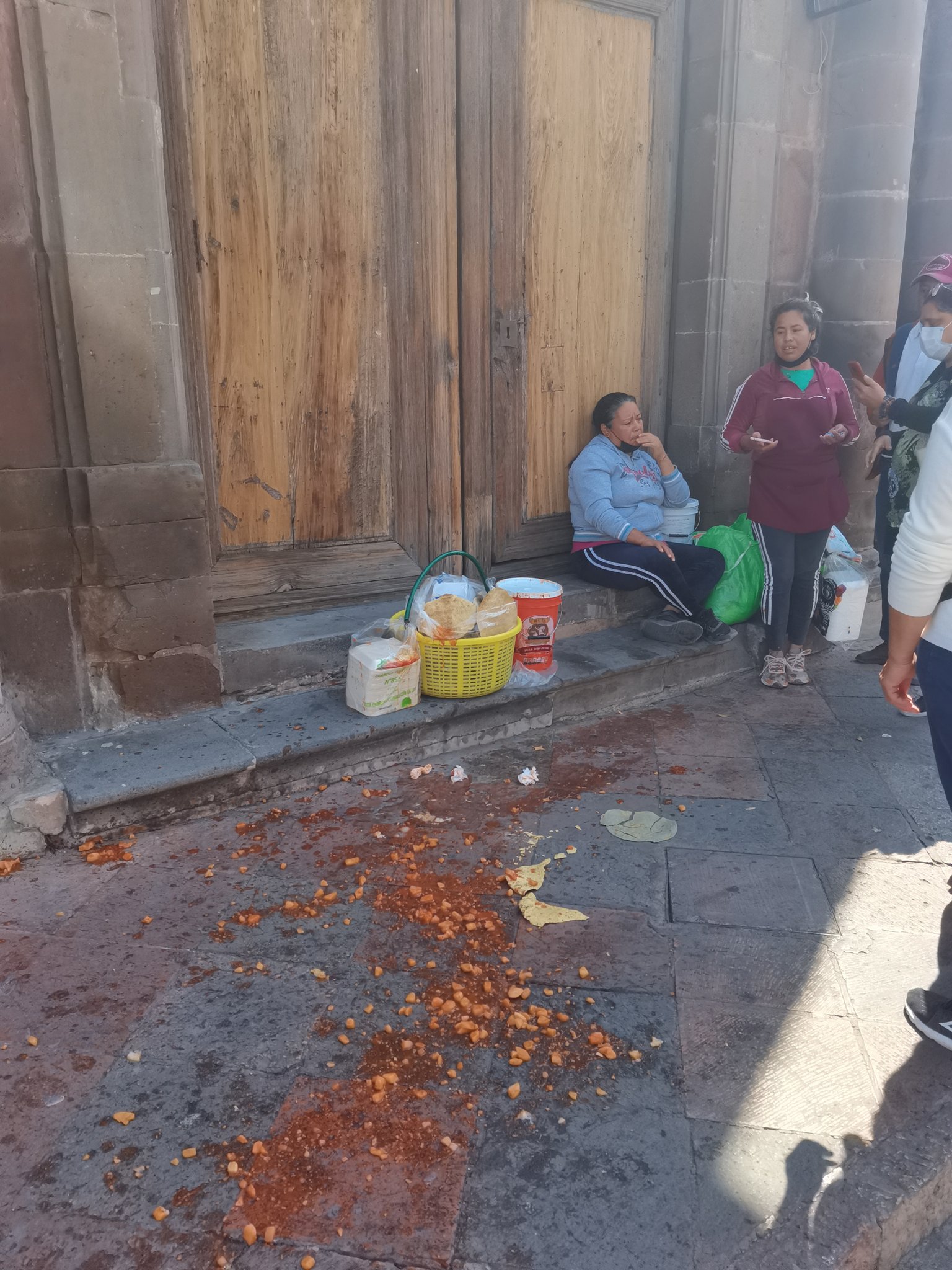 Video. ¡Con los taquitos no! Denuncia agresión a vendedora ambulante en Querétaro
