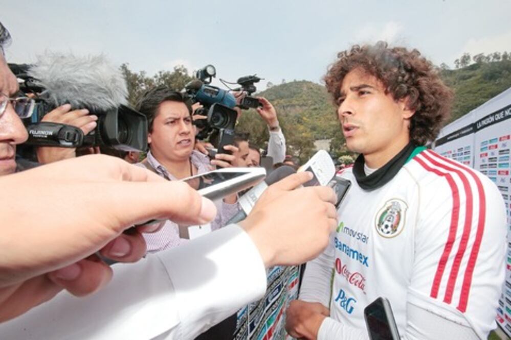 Ochoa se deslinda de polémicas