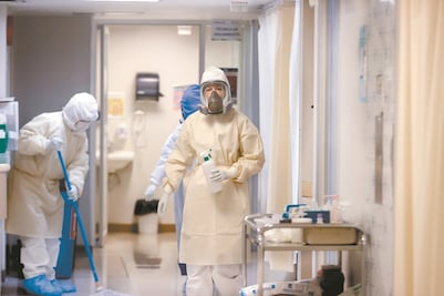 Más de 300 casos activos de Covid-19, entre el personal de salud en Querétaro