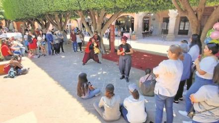 Los teatreros se “adueñan” de las plazas